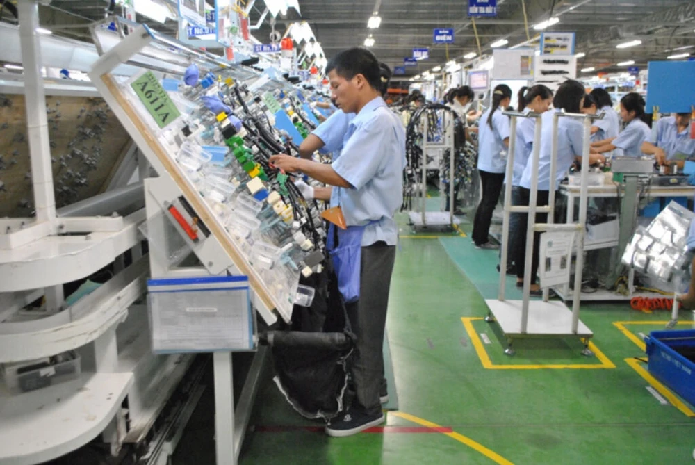 Usine de production de câbles électriques pour voitures et motos dans la compagnie Sumi Vietnam, à capital japonais, basée dans le parc industriel de Thanh Liêm, province de Hà Nam. Photo : CTV