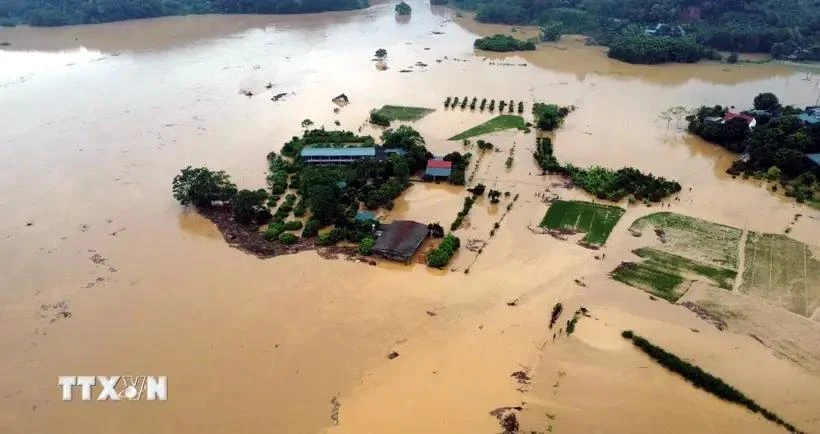 La province de Tuyên Quang a demandé aux autorités locales de faire en sorte que la population s'éloigne le plus possible des zones inondées et ne manque pas de nourriture et d'eau potable. Photo: VNA