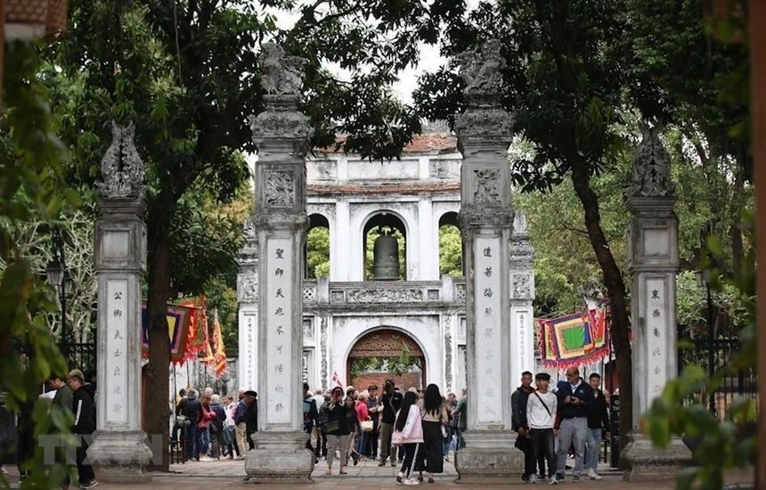 Touristes visitant le Temple de la Littérature à Hanoi. Photo: VNA