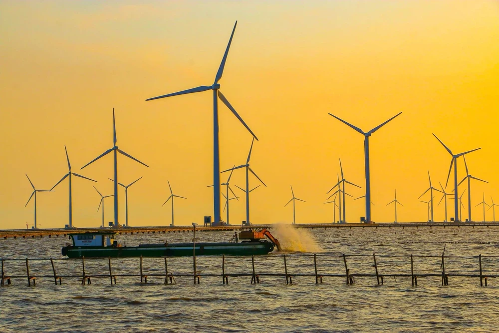 La centrale éolienne de Bac Liêu, située dans la ville de Bac Liêu, province éponyme du Sud, d’une capacité de près de 100 MW, comprend 62 éoliennes et a fourni au réseau électrique national à ce jour plus d’un milliard de kWh. Photo : VNA