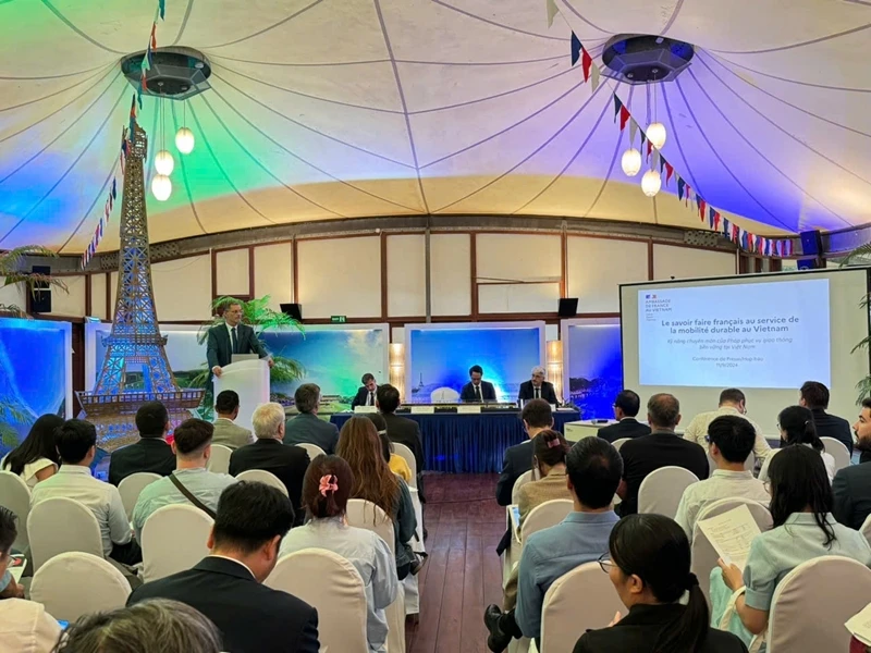 L’ambassadeur de France au Vietnam, Olivier Brochet lors de la conférence de presse, à Hanoi, le 11 septembre. Photo: VNA