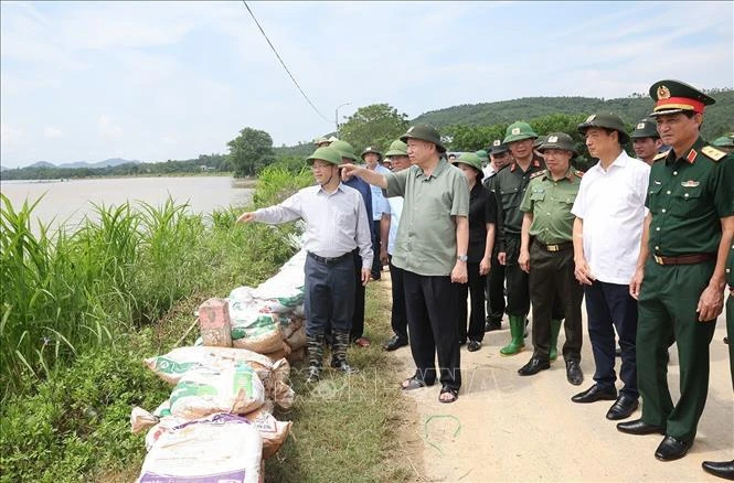 Le secrétaire général et président Tô Lâm inspecte certains points critiques de la digue de la rivière Lô, dans la commune de Truong Sinh, district de Son Duong, province de Tuyên Quang. Photo : VNA