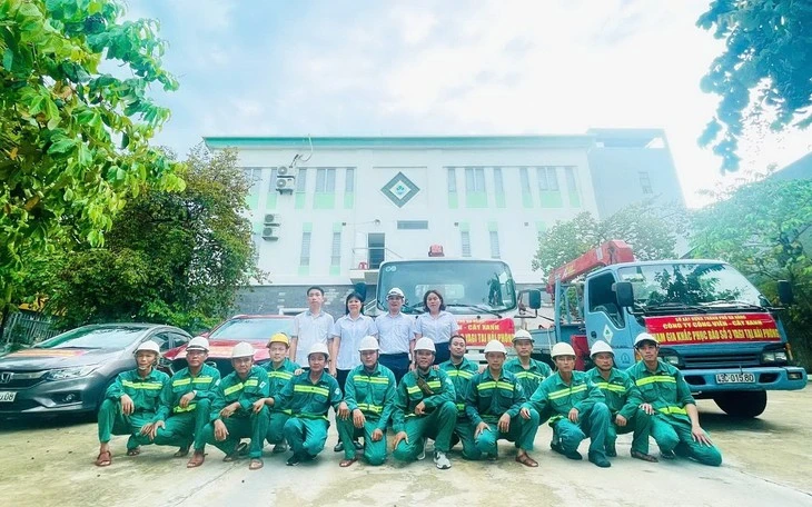 Des équipes venues de Dà Nang sont intervenues à Hanoï et à Hai Phong pour retirer les arbres tombés suite au passage du typhon Yagi. Photo: VTC