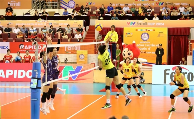 Après des performances remarquables, le Vietnam (à droite) a décroché une place pour participer au Championnat du monde de volleyball féminin FIVB 2025. Photo: VNS