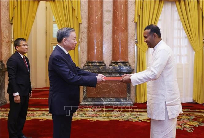 L'ambassadeur du Sri Lanka, Poshitha Perera (à droite), présente ses lettres de créance au secrétaire général du Parti et président de l'État, To Lam, à Hanoi, le 17 septembre. Photo : VNA