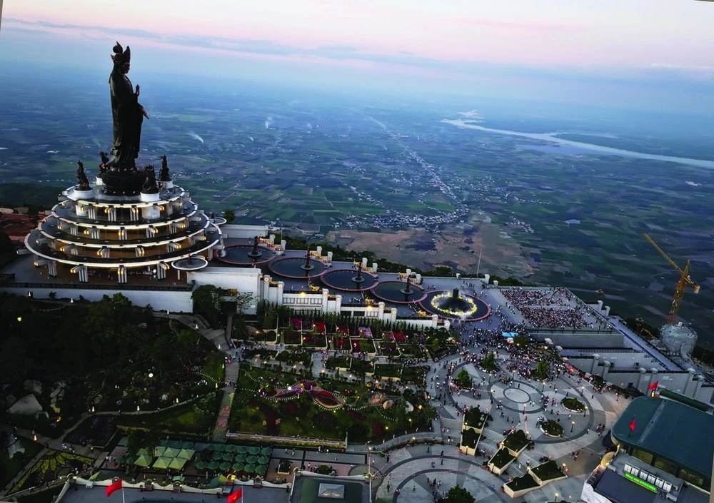 Le mont Bà Den est une destination prisée des touristes à Tây Ninh. Photo : VNA