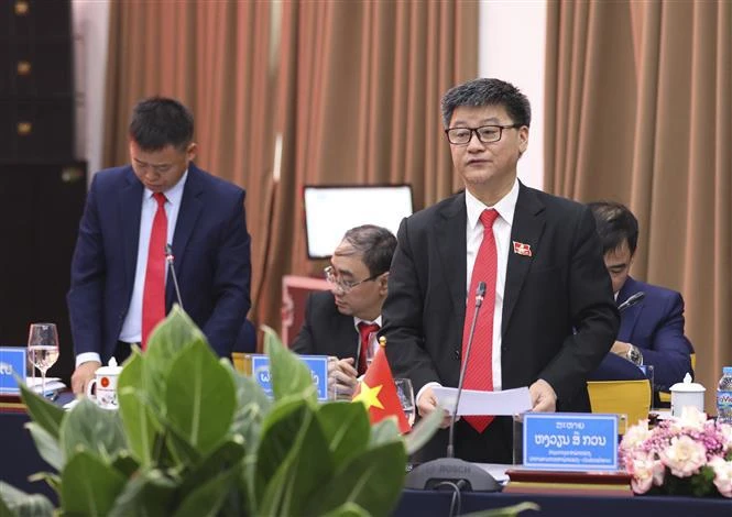 Le chef du comité de contrôle du PCV de Diên Biên, Nguyên Sy Quân (debout, en lunettes) s’exprime lors de l’événement, à Diên Biên Phu, le 18 septembre. Photo : VNA