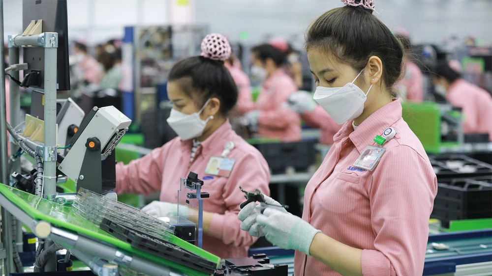 Les ouvriers à l'oeuvre à l'usine Samsung Electronics Vietnam à Bac Ninh. Photo: genk.vn