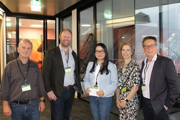 La Dr Nguyên Thuy Ba Linh (centre) reçoit le prix lors du concours de pitch Spinout Showdown organisé par l'ULCB, qui fait partie de l'University College London. Photo: Fourni par le personnage 