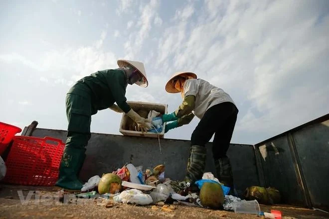 Le gouvernement s’est fixé comme objectif d’augmenter le taux de collecte et de traitement des déchets solides domestiques à 95% dans les zones urbaines, à 90% dans les zones rurales et à 98% pour les déchets dangereux d’ici 2030. Photo : VietnamPlus