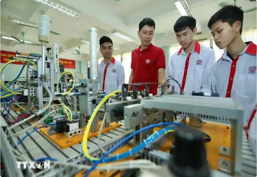 Présentation d'un modèle d’automatisation aux étudiants. Photo: VNA