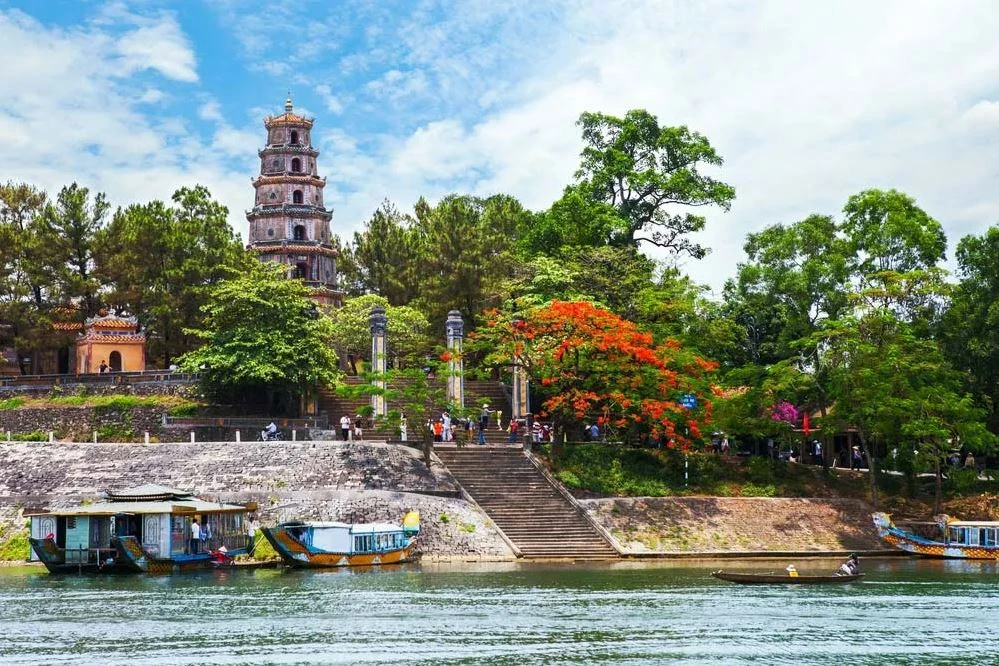 La pagode de Thiên Mu ou pagode de la Dame Céleste, la plus célèbre et ancienne de Huê, au bord de la rivière des Parfums. Photo : britannica.com