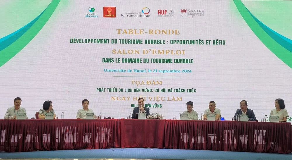 La table ronde "Développement du tourisme durable : opportunités et défis", à Hanoi, le 21 septembre. Photo: CVN