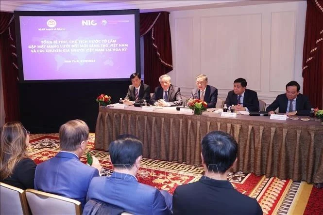 Le secrétaire général et président Tô Lâm (centre) rencontre des membres du Vietnam Innovation Network, aux États-Unis, le le 23 septembre. Photo : VNA