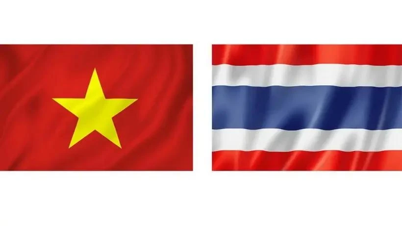 Drapeaux du Vietnam et de la Thaïlande. Photo: VNA