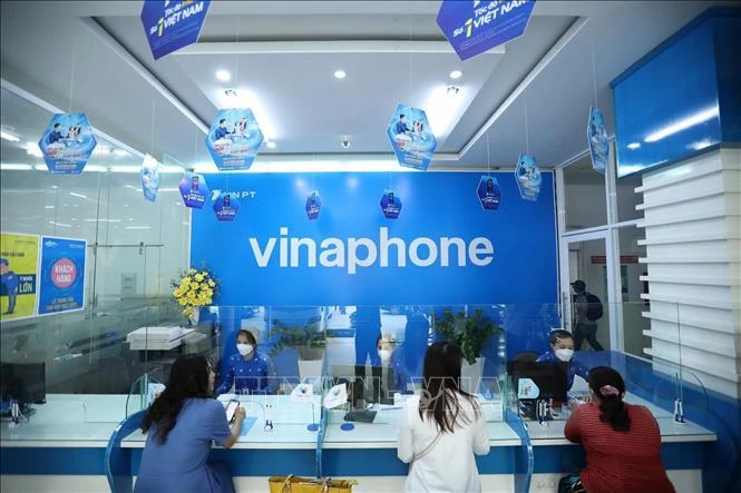 Des clients effectuent des transactions au Centre d'affaires de VNPT Kiên Giang. Photo: VNA