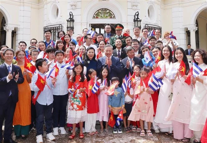 Le secrétaire général et président Tô Lâm pose avec les membres du personnel de l’ambassade du Vietnam et des représentants de la communauté vietnamienne à Cuba, le 26 septembre. Photo: VNA