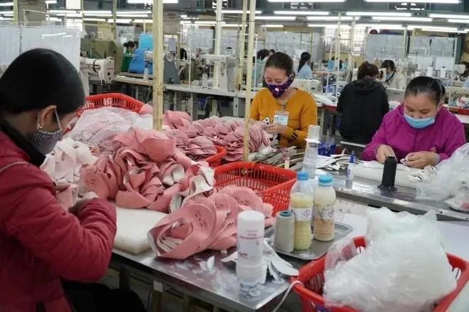 Le transfert des investissements vers le secteur des matières premières du textile et de la chaussure nécessite davantage d'efforts de la part des entreprises nationales. Photo: VNA