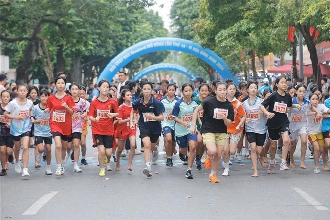 Les athlètes en lice à la 49e course pour la paix à Hanoi. Photo: VNA