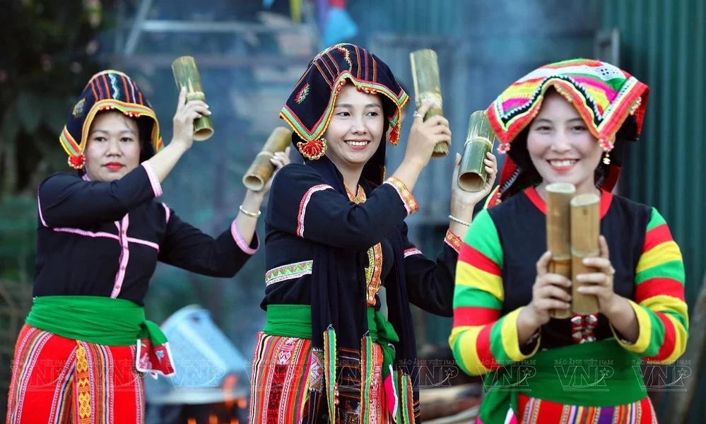 Danse des femmes de l’ethnie minoritaire Công en costume traditionnelle, à Lai Châu. Photo : VNP