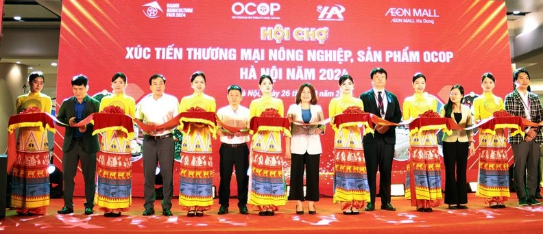 Les délégués coupent le ruban d'inauguration de la foire de promotion du commerce de l'agriculture et des produits de Hanoï OCOP 2024 au AEON MALL Hà Dông. Photo : kinhtedothi.vn