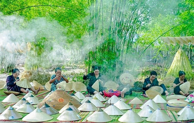 Le village artisanal de Phu Gia regroupe environ 110 ménages, soit plus de 300 artisans, produisant plus de 3.300 chapeaux coniques chaque année. Photo: baoxaydung