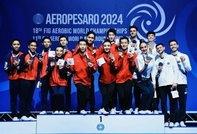 L'équipe vietnamienne (à gauche), les équipes chinoise et italienne sur le podium de l'épreuve du groupe de cinq des Championnats du monde de gymnastique aérobic de la FIG. Photo : FIG 