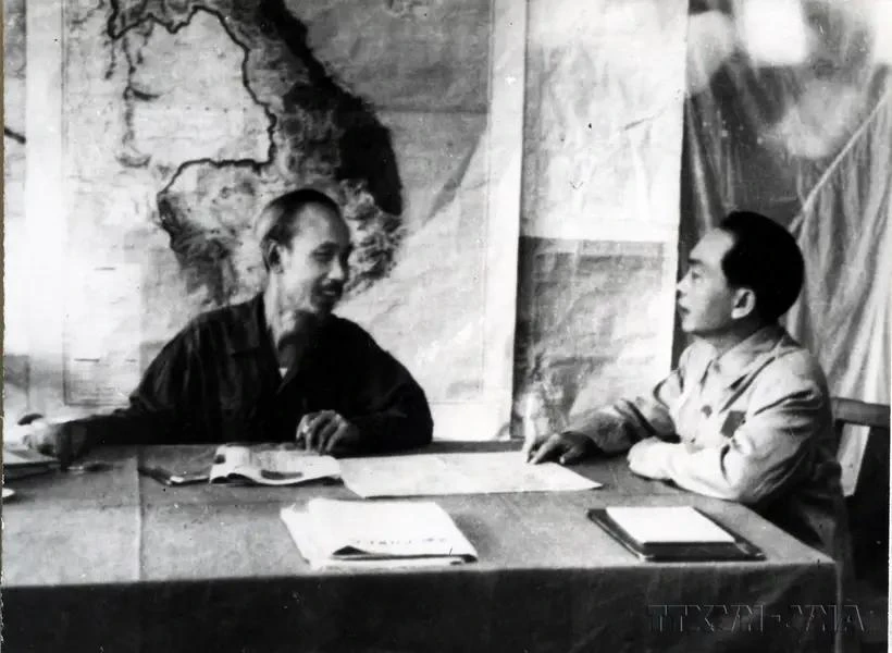 Au nom du Comité central du Parti et du gouvernement, le président Hô Chi Minh charge le général Vo Nguyên Giap d’étudier le plan de bataille et d’ouvrir la campagne de Diên Biên Phu. Photo d’archive de la VNA