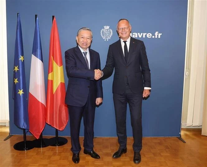 Le secrétaire général du Parti communiste du Vietnam et président vietnamien Tô Lâm (à gauche) rencontre le maire du Havre Édouard Philippe. Photo : VNA