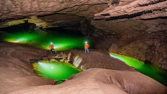 Le lac récemment découvert dans la grotte de Thung. Photo : znews.vn