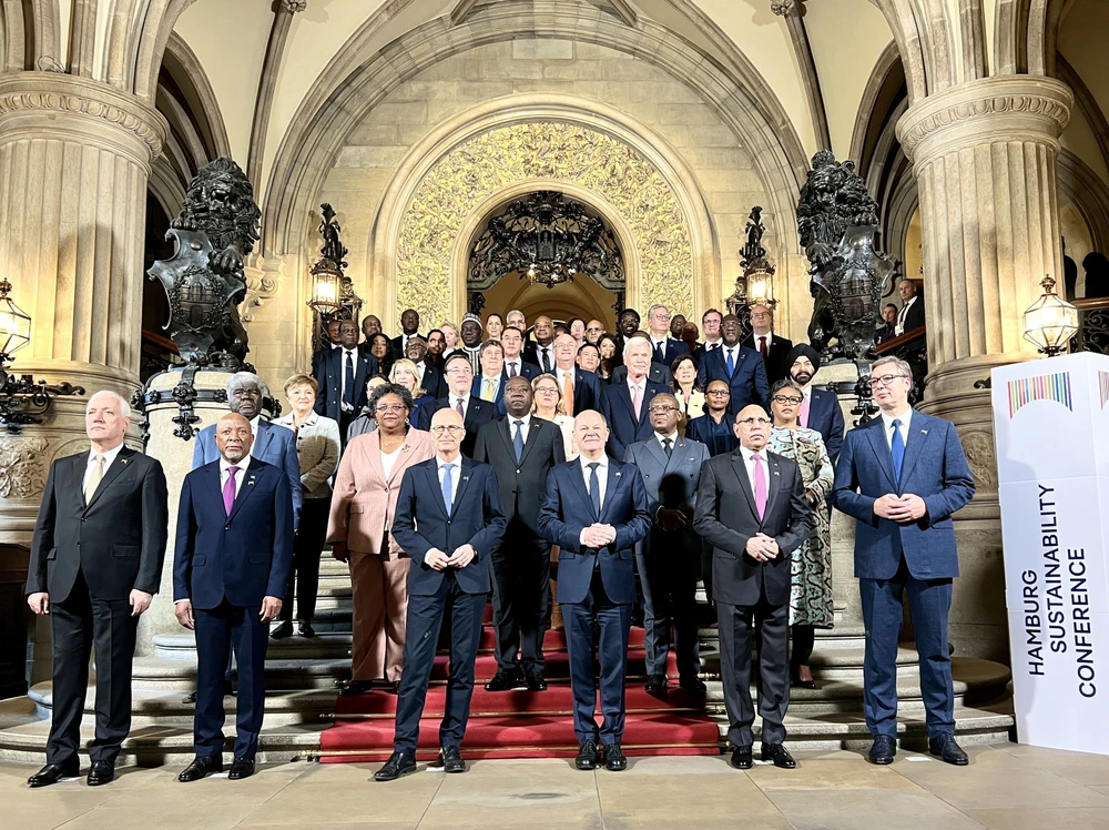 Le chancelier allemand Olaf Scholz (au centre, premier rang) pose avec les dirigeants des pays participant à la Conférence de Hambourg sur le développement durable. Photo : VNA