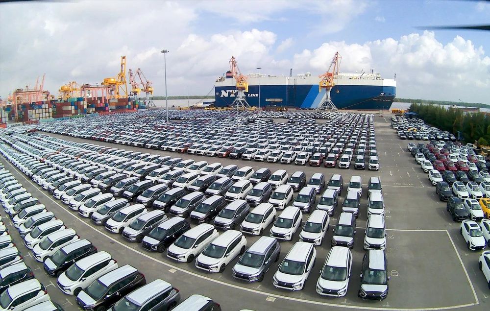 Voitures importées au port de Hai Phong, dans la ville de Hai Phong (Nord). Photo d'archive: VNA