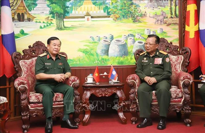 Le vice-Premier ministre lao et ministre de la Défense Chansamone Chanyalath (à droite) et le vice-ministre vietnamien de la Défense Hoàng Xuân Chiên, à Vientiane, le 10 octobre. Photo: VNA