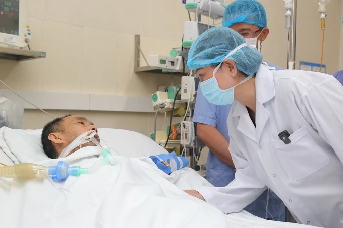 La ministre de la Santé Đào Hồng Lan rend visite au patient le matin du 9 octobre. Photo: CPV