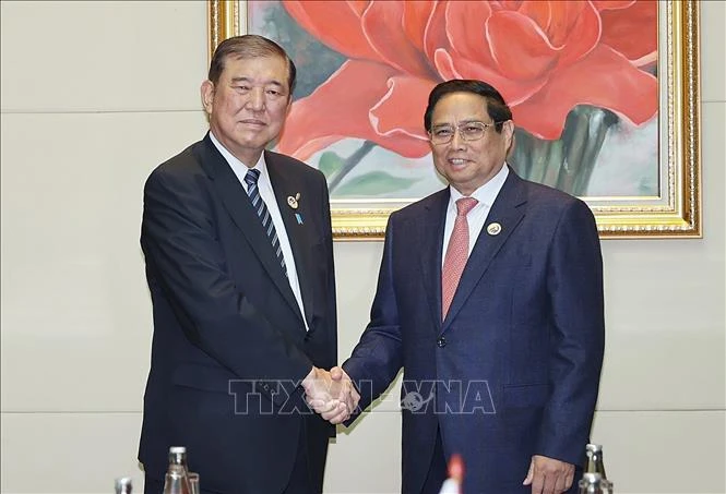 Le Premier ministre Pham Minh Chinh (à droite) rencontre son homologue japonais Shigeru Ishiba, à Vientiane, au Laos, le 11 octobre. Photo : VNA