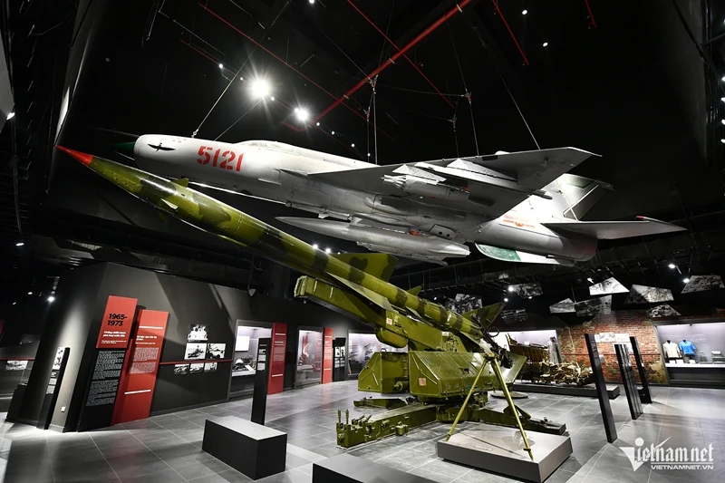 L'exposition comprend l'avion MiG-21, numéroté 5121, ainsi que le système de lancement et le boîtier de missile du SA-75 DVINA (SAM-2). Photo: Vietnamnet