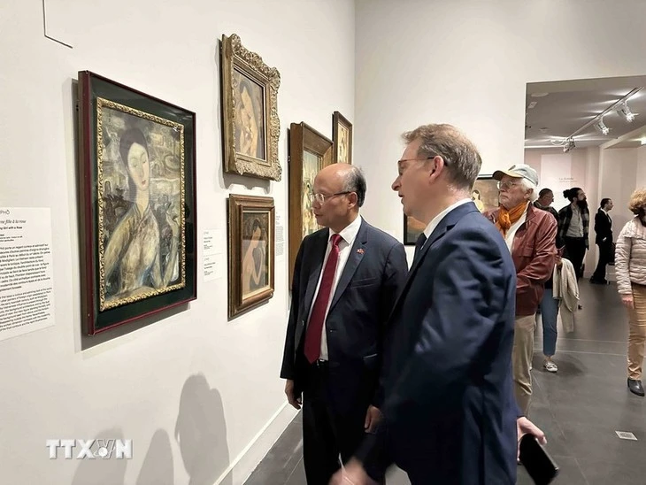 L'ambassadeur du Vietnam en France, Dinh Toàn Thang (en cravate rouge) et des visiteurs à l'exposition "Lê Phô, Mai Thu, Vu Cao Dam, Pionniers de l'art moderne vietnamien en France", tenue du 11 octobre 2024 au 9 mars 2025. Photo: VNA