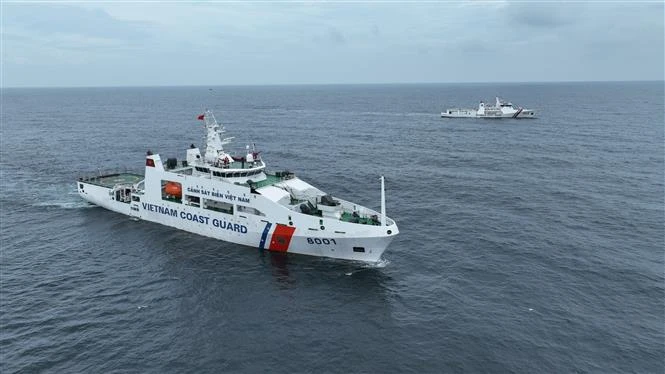 Le navire CSB 8001, de la région 3 de la Garde-côte du Vietnam, et le navire KN.Pulau Dana-323 de la Garde-côte d’Indonésie engagés dans l’ entraînement conjoint. Photo: VNA