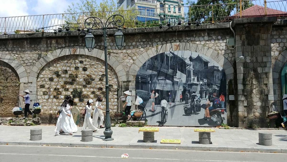 La rue des fresques de Phùng Hung promeut l’art urbain en même temps qu’elle offre au public un regard inédit et séduisant de la capitale où coexistent à merveille l’histoire ancienne, l’héritage colonial et la modernité. Photo : tapchikientruc.com.vn