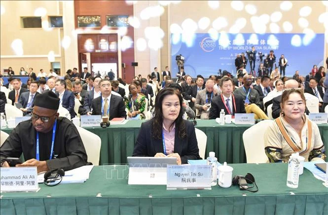 La directrice générale adjointe de l’Agence vietnamienne d’information (VNA), Nguyên Thi Su (centre) au 6e Sommet mondial des médias (WMS), à Urumqi, la capitale de la région autonome ouïgoure du Xinjiang, en Chine. Photo : VNA