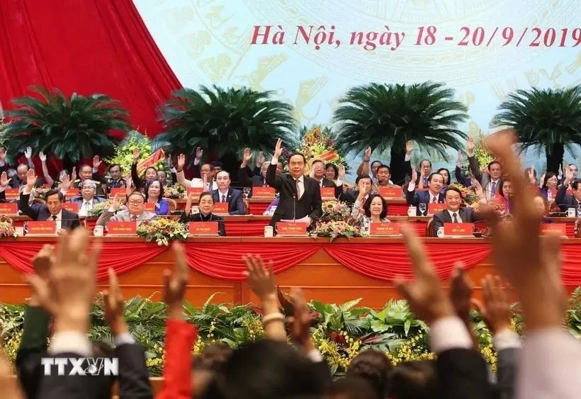 Les délégués votent pour approuver la liste des 374 membres du Comité central du Front de la Patrie du Vietnam, mandat 2019-2024, à Hanoi, en septembre 2019. Photo: VNA