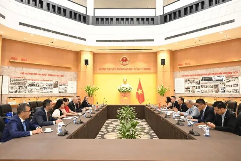 Vue de la rencontre entre le vice-ministre de l’Industrie et du Commerce Nguyên Hoàng Long et le président de la Chambre de commerce et d’industrie de Prahova, Aurelian Nicolae Gogulescu. Photo: Ministère de l’Industrie et du Commerce 