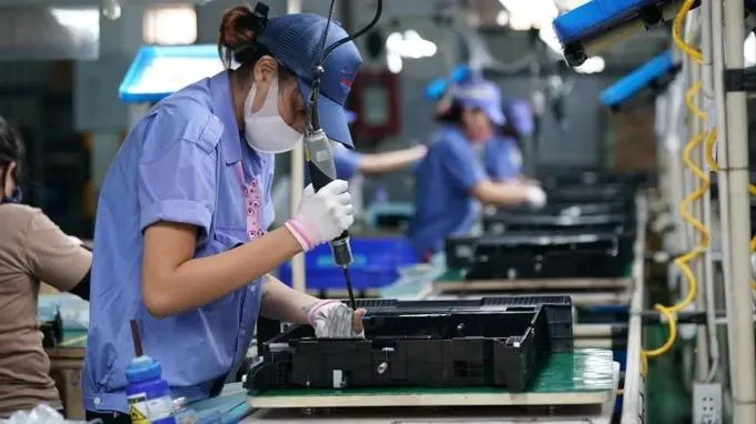 Des ouvriers examinent des circuits électroniques dans une entreprise à capitaux sud-coréens dans le parc industriel de Yên Phong, dans la province de Bac Ninh. Photo : VNA