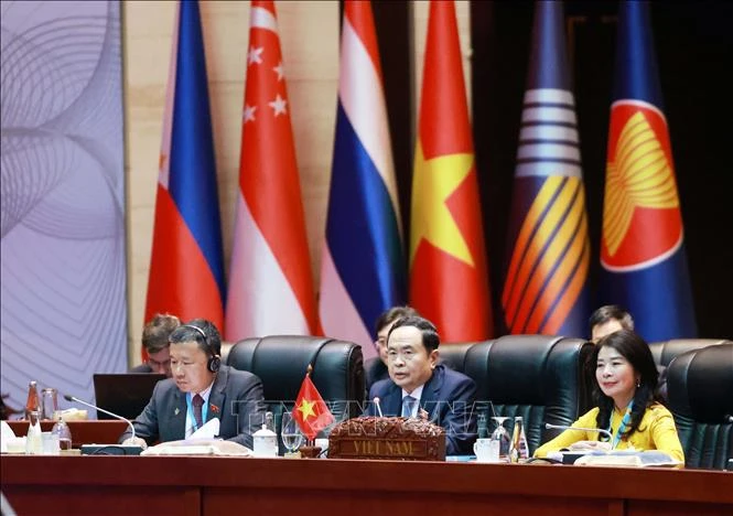 Le président de l’Assemblée nationale du Vietnam Trân Thanh Mân (centre) lors de la réunion du Comité exécutif de l’AIPA-45, à Vientiane, le 18 octobre. Photo : VNA