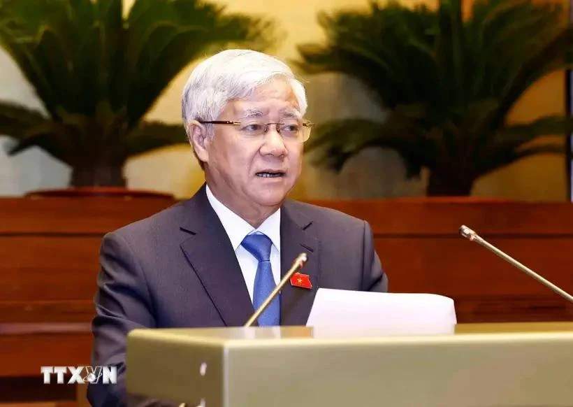 Le président du Comité central du Front de la Patrie du Vietnam, Dô Van Chiên, présente un rapport devant l’Assemblée nationale. Photo : VNA