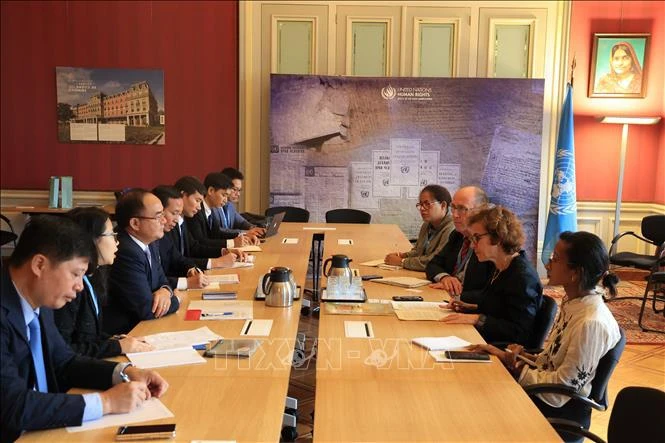 Le vice-ministre de l’Intérieur Vu Chiên Thang travaille avec la Haut-Commissaire adjointe des Nations Unies aux droits de l’homme Nada Al-Nashif, à Genève. Photo : VNA