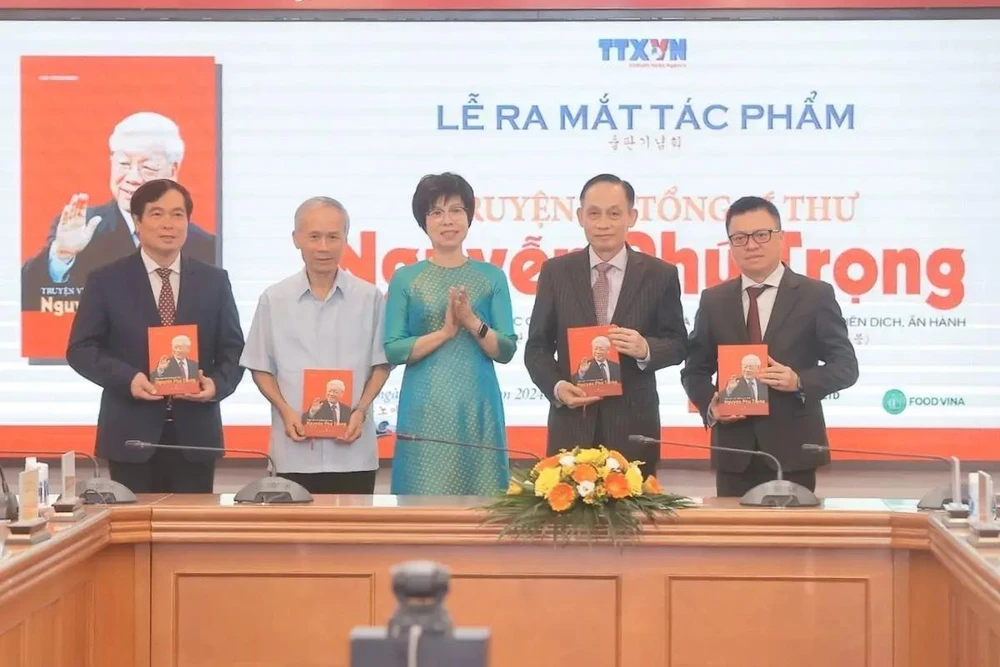 La directrice générale de la VNA, Vu Viêt Trang (centre) offre le livre aux délégués lors de la cérémonie, à Hanoi, le 23 octobre. Photo : VNA