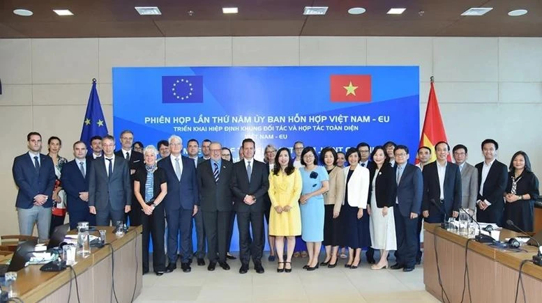 Les délégués vietnamiens et européens présents à la 5e réunion, à Hanoi, le 22 octobre. Photo : VNA