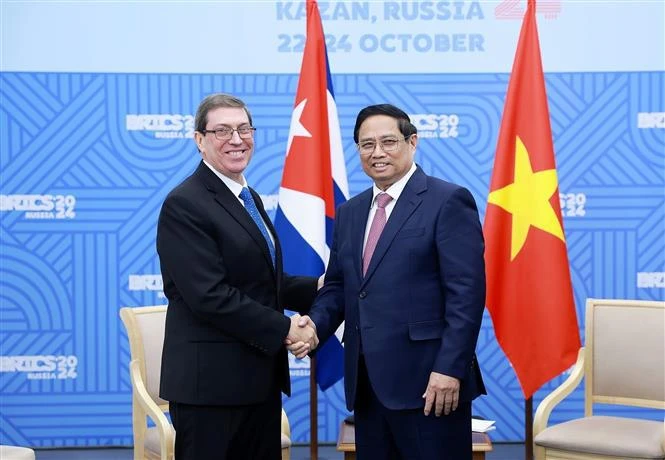 Le Premier ministre Pham Minh Chinh (à droite) et le ministre cubain des Affaires étrangères Bruno Rodriguez Parrilla, à Kazan, en Russie. Photo: VNA