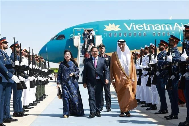 Le Premier ministre Pham Minh Chinh et son épouse à leur descente d’avion à l’aéroport international Zayed d’Abu Dhabi. Photo: VNA